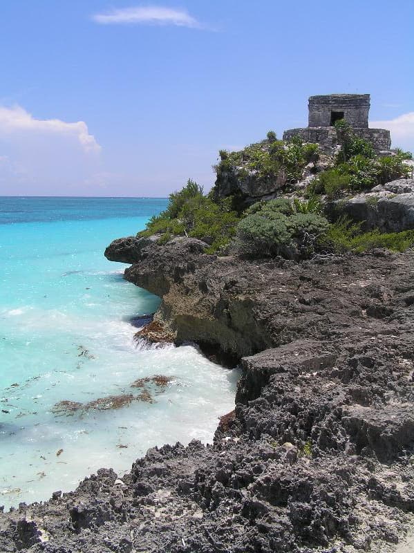 Em Tulum, que é mais perto, as ruínas ficam de frente para o mar, literalmente.