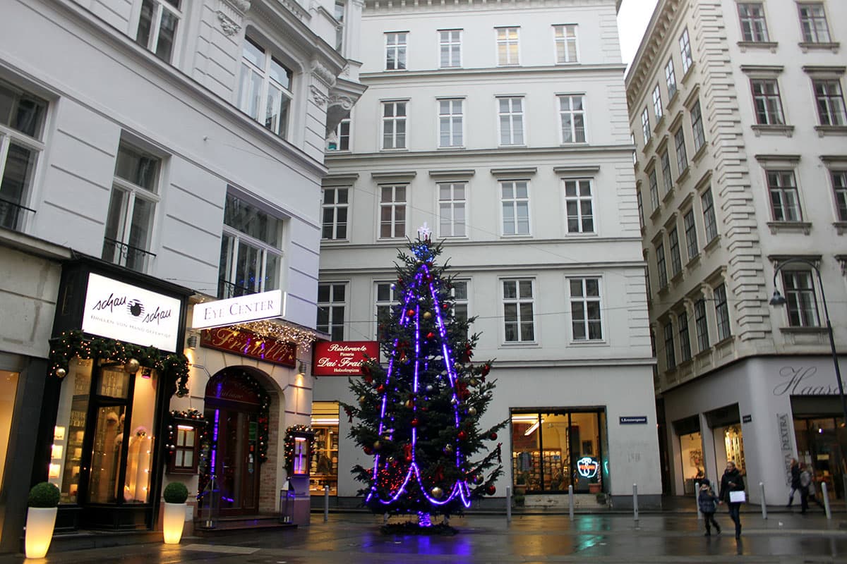 Em Viena, você vai comer bem e curtir o melhor do Natal na Europa com uma paisagem branquinha e exuberante (Crédito da foto: Natalie Soares)