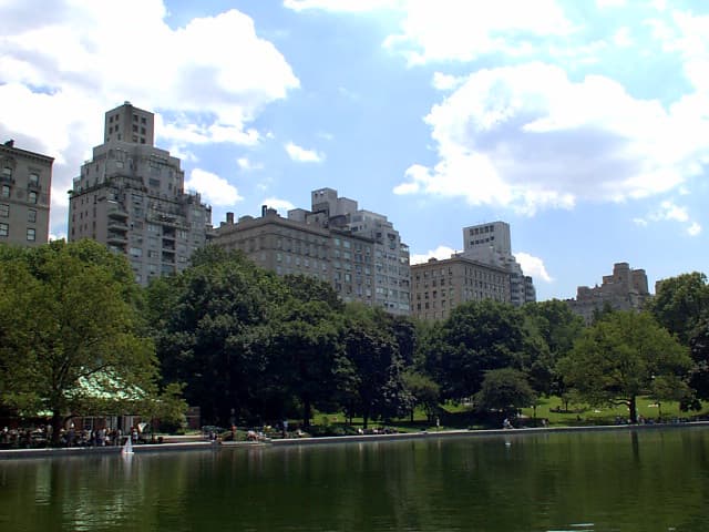 Entre um passeio e outro, não deixe de curtir os pontos turísticos tradicionais, como o Central Park