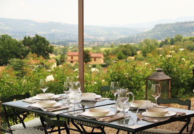 Uma farta mesa posta com vista para uma paisagem inesquecível: esse é o cenário de muitas refeições que você vai fazer na Itália! (Crédito da foto: Clarissa Donda)