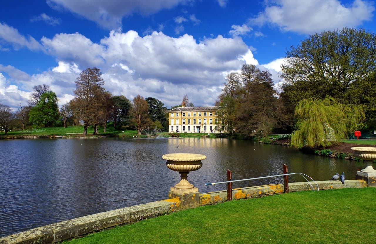 Um dos melhores jardins botânicos do mundo fica bem aqui, em Kew Gardens
