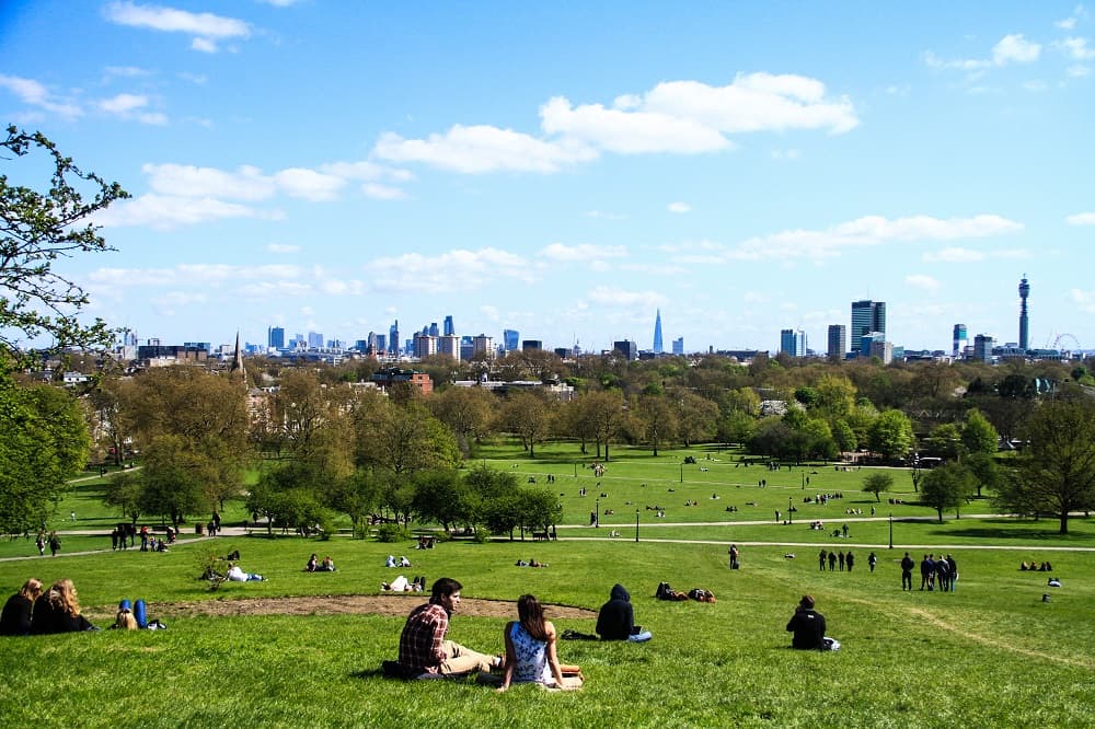 Se você procura por um lugar para fazer um piquenique romântico, com a cidade inteira como vista, Primrose Hill é seu destino