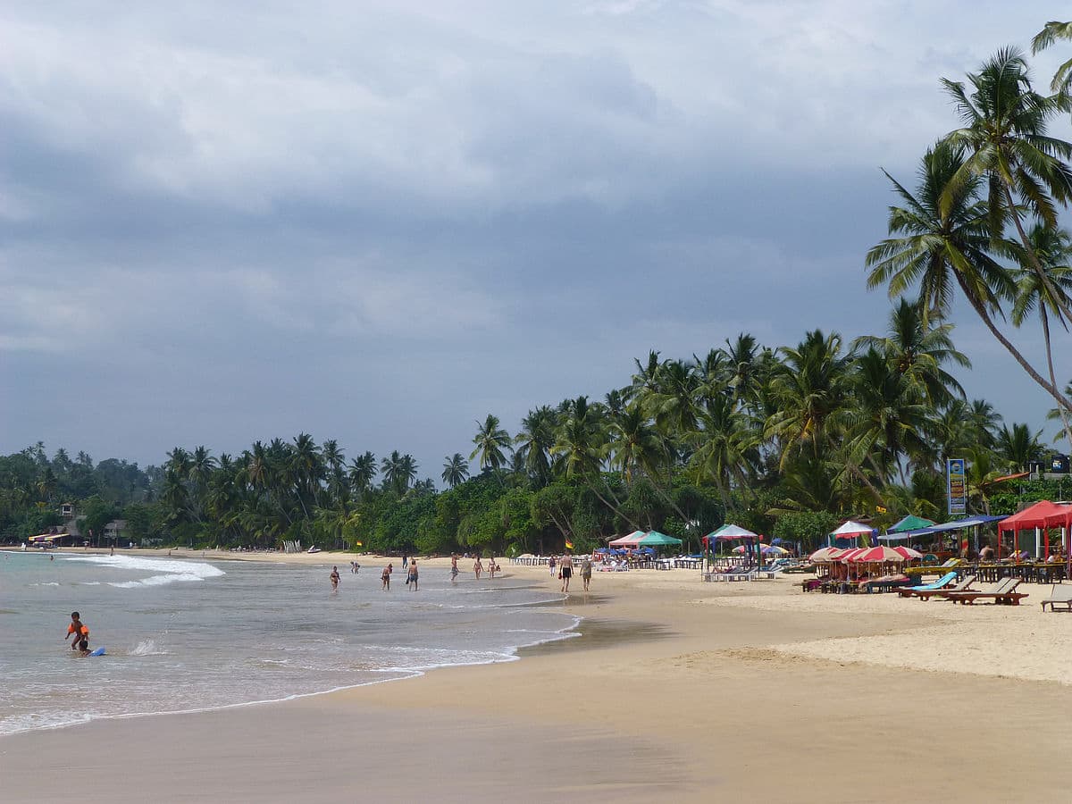 Mais badalada, Mirissa Beach atrai turistas de todos os cantos