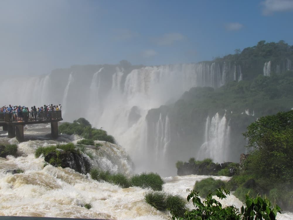 A primavera é a melhor época para contemplar uma das maiores obras primas da natureza no mundo: as cataratas do Iguaçu (Crédito da foto: Natalie Soares)