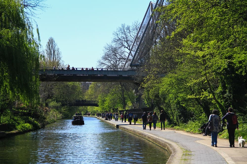 Dica de passeio: depois de conhecer o Regent's Park, caminhe por esse canal até Camden Town. (Crédito da foto: Clarissa Donda)