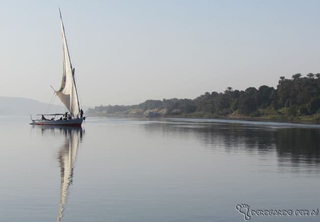 O rio Nilo também não poderia faltar; saiba mais sobre a felluca, esse tipo de barco, mais abaixo (Crédito da foto: Clarissa Donda)
