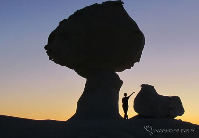 No meio do Saara, você vai se deparar com pedras como essas, que lembram um ovo e uma galinha (Crédito da foto: Clarissa Donda)