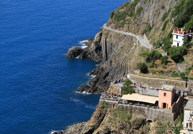 Momentos especiais a dois ficam ainda mais inesquecíveis quando tem como pano de fundo um lugar tão bonito quanto as Cinqueterre (Crédito da foto: Clarissa Donda)