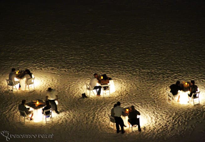 Muitos hotéis e resorts oferecem estrutura para a cerimônia de casamento, com direito a jantar especial na areia da praia (Crédito da foto: Clarissa Donda)