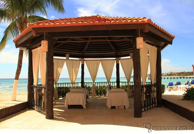 Uma praia paradisíaca, um amor e uma cabana: no México, essa combinação pode vir até com massagem para dois em um super resort (Crédito da foto: Clarissa Donda)