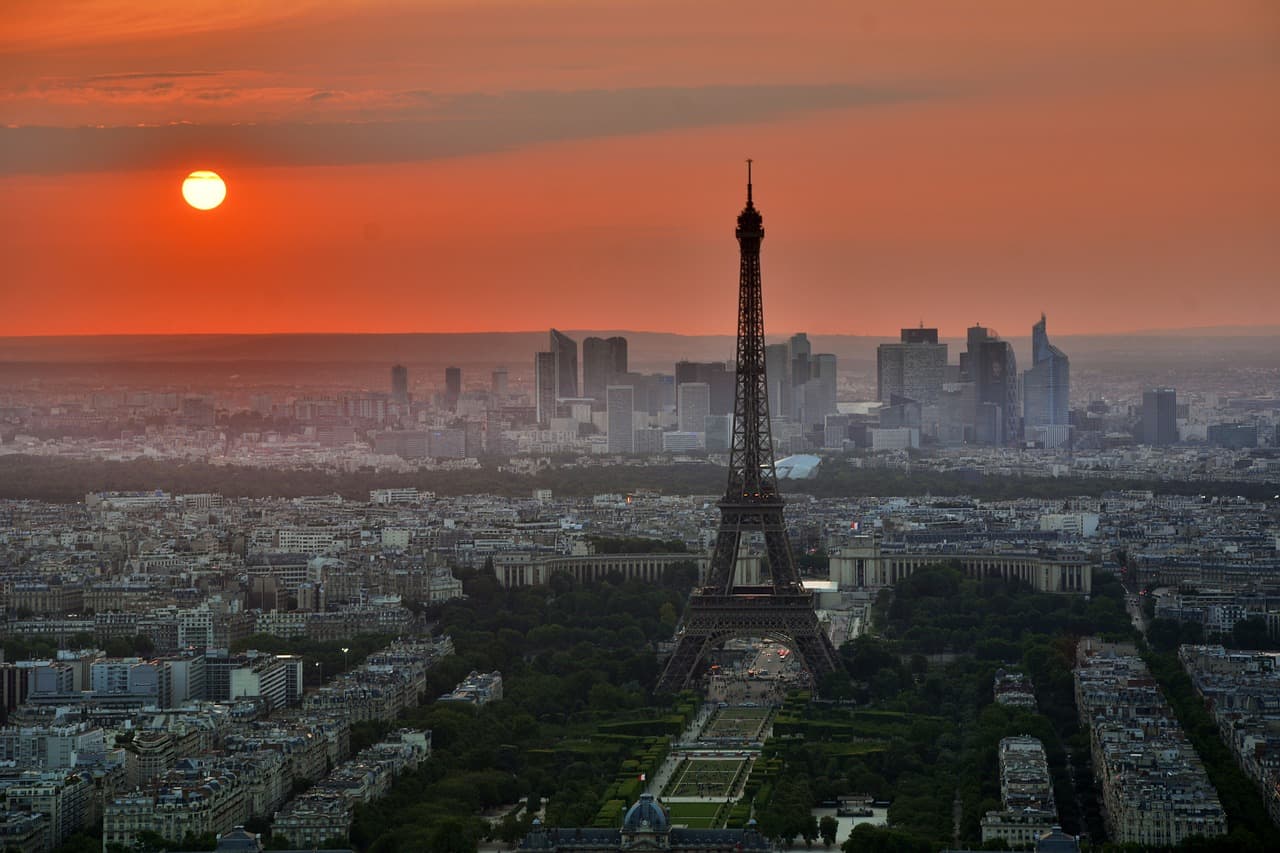 Marcou de conferir de perto o pôr do sol em Paris e está assustado com a cotação do Euro? Fique calmo: até nos países mais caros é possível viajar gastando pouco