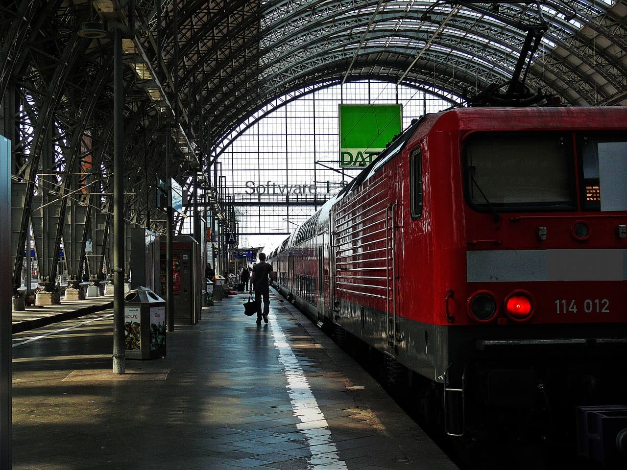 Pode parecer só umas horinhas de trem, mas, além de caros, os deslocamentos em excesso te fazem perder tempo precioso nas suas férias