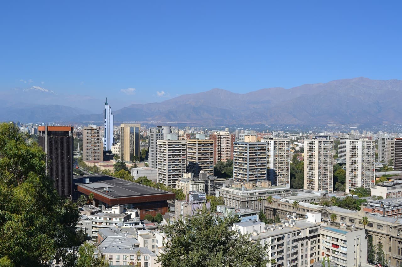 Se for para Santiago ou outra cidade na América do Sul, pode ser vantajoso levar reais; já em regiões mais remotas, como Atacama e Machu Picchu, não deixe de levar moeda local