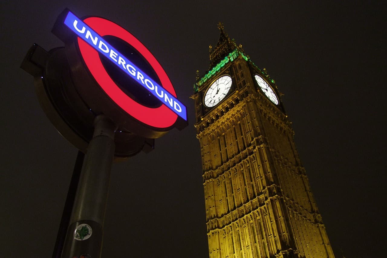 O metrô de Londres é quase uma atração turística por si só; compre seu cartão Oyster e conheça a cidade gastando menos
