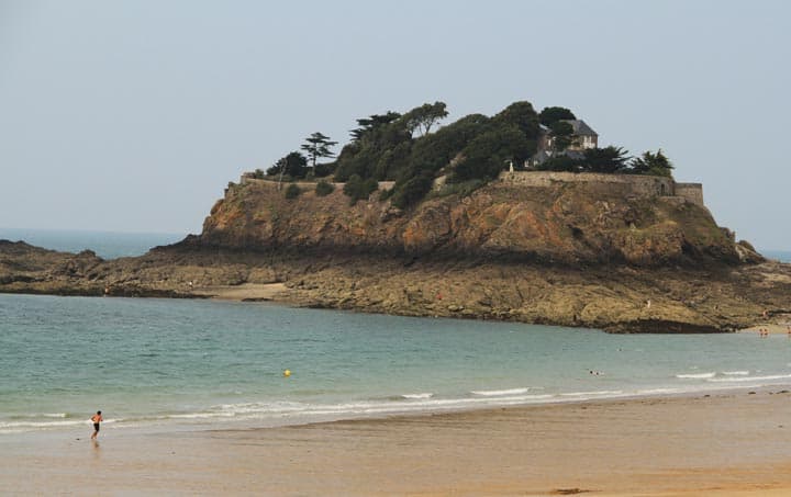 O mar da Bretanha forma praias deliciosas no norte da França (Crédito da foto: Clarissa Donda)