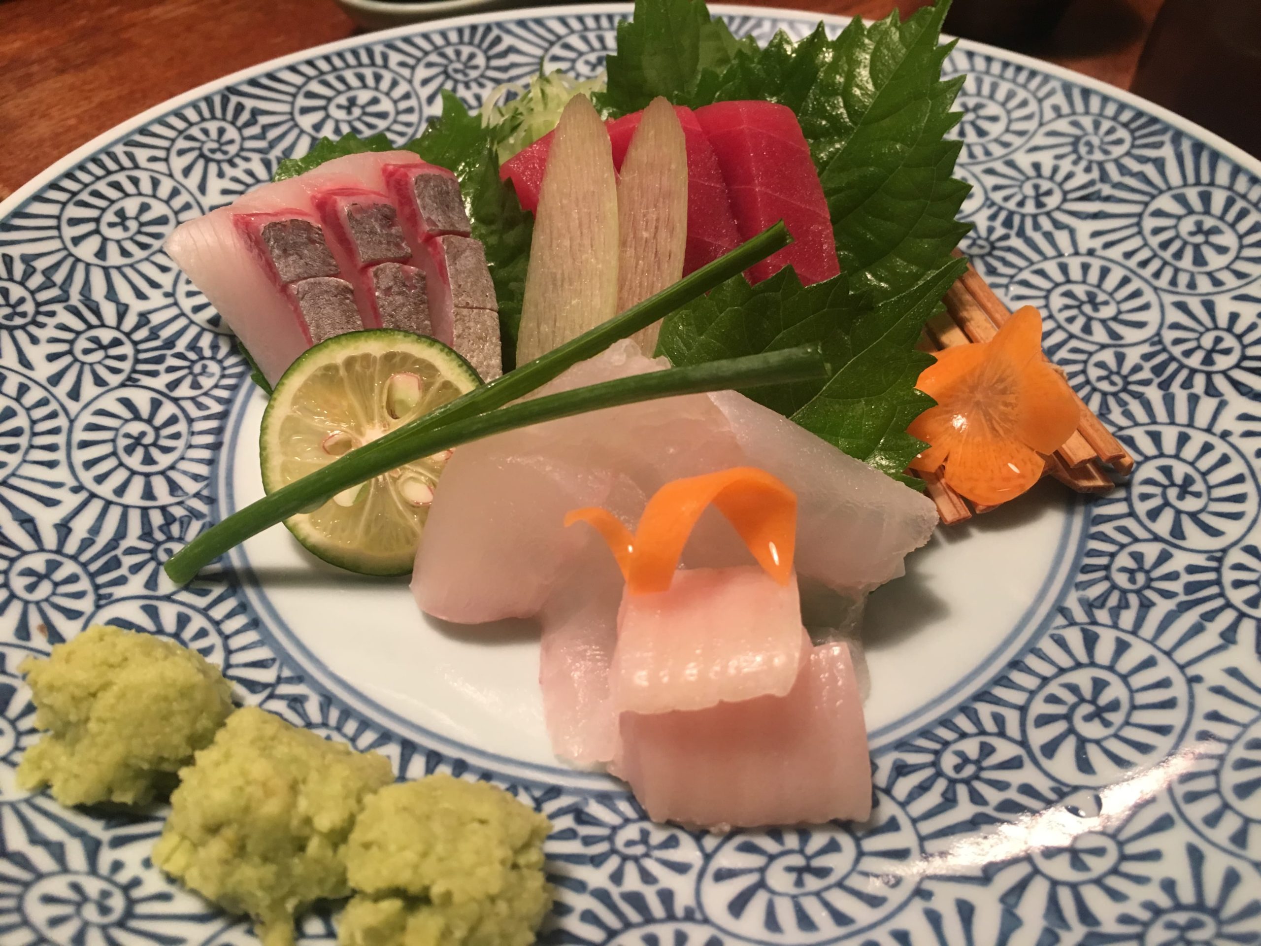 Sashimi maravilhoso de atum gordo de um izakaya em Shinjuku: aquelas portas que a gente entra e nem acredita no que te aguarda (Foto: Lalai Persson)