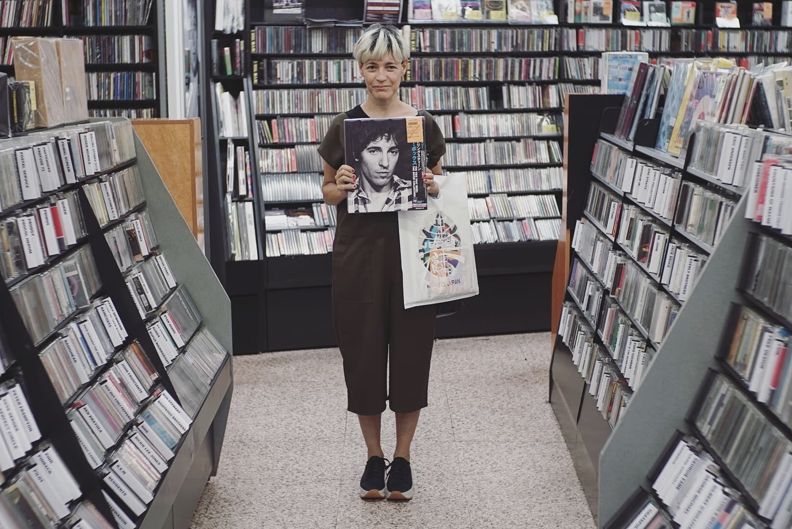 Eu, virando os olhos numa loja de discos em Shimokitazawa (Foto: Ola Persson)