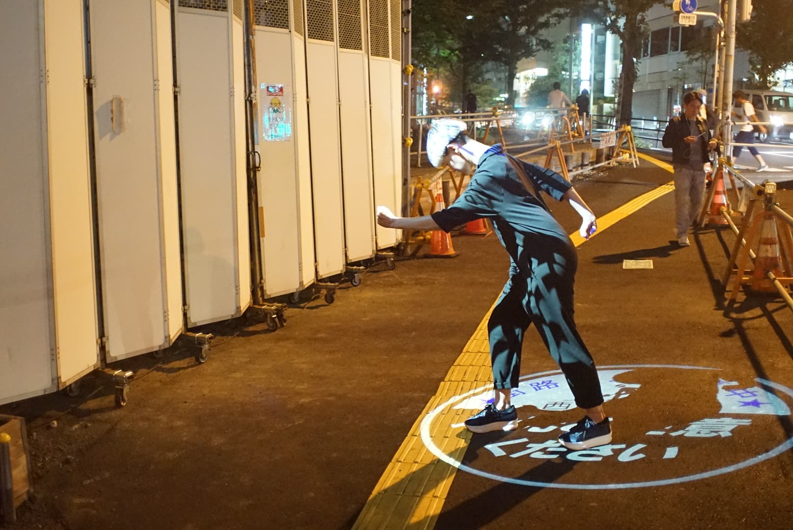 Momento "Lalai brincando de performer nas ruas de Tóquio" (Foto: Ola Persson)