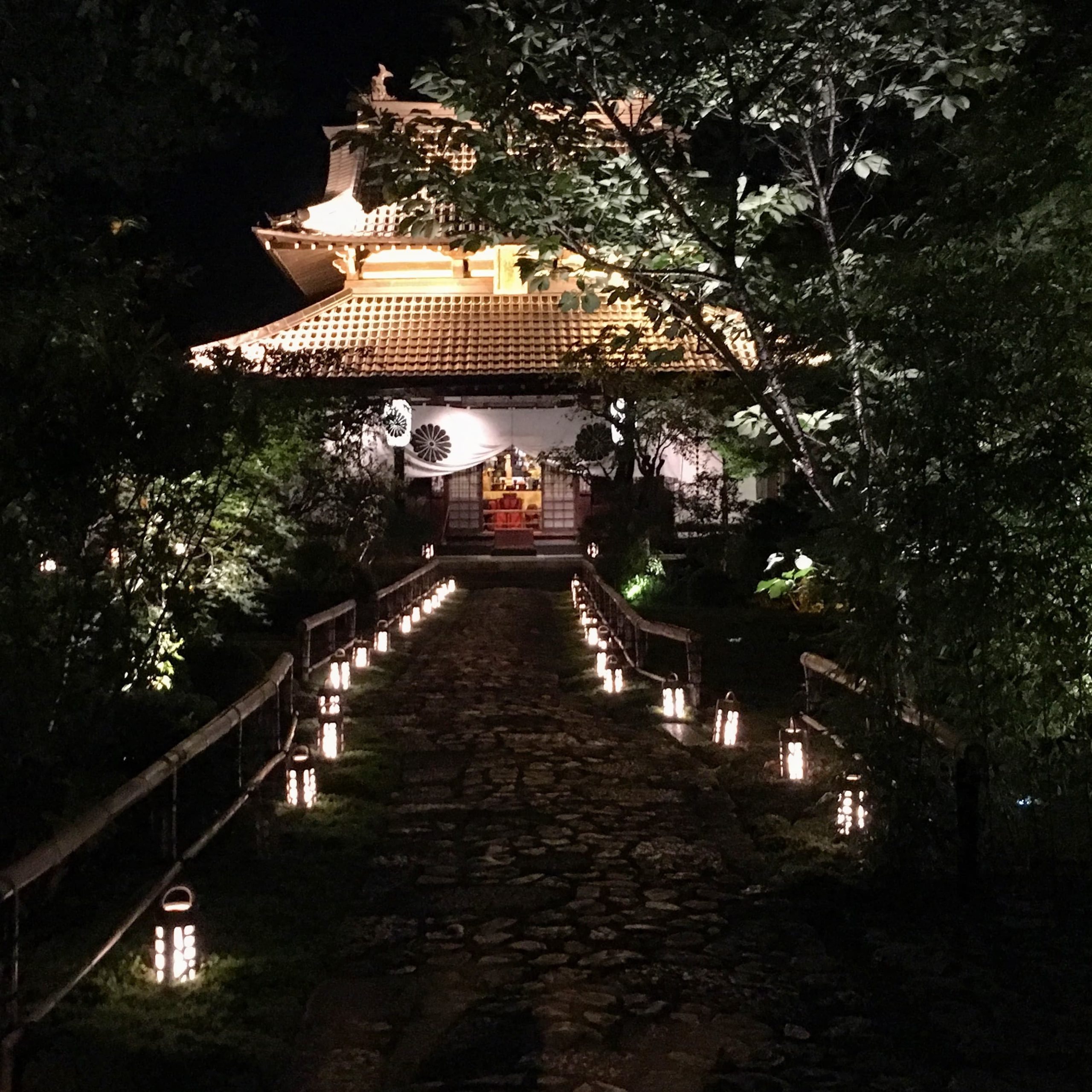 Procurando um bar secreto num templo budista em Kyoto (Foto: Lalai Persson)