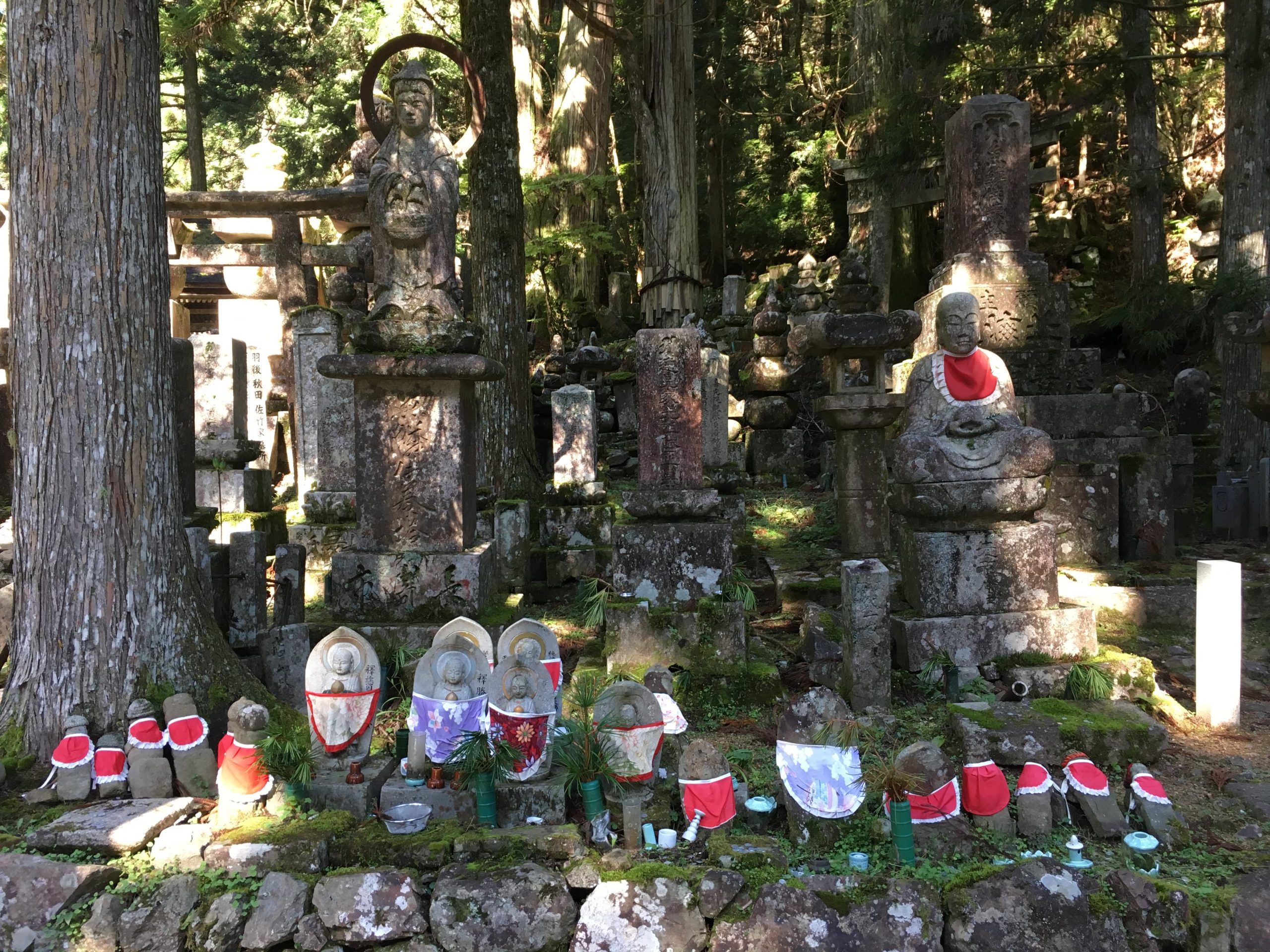 Cemitério Okunoin em Koyasan, o maior do Japão. São 200.000 monges enterrados por lá (Foto: Lalai Persson)