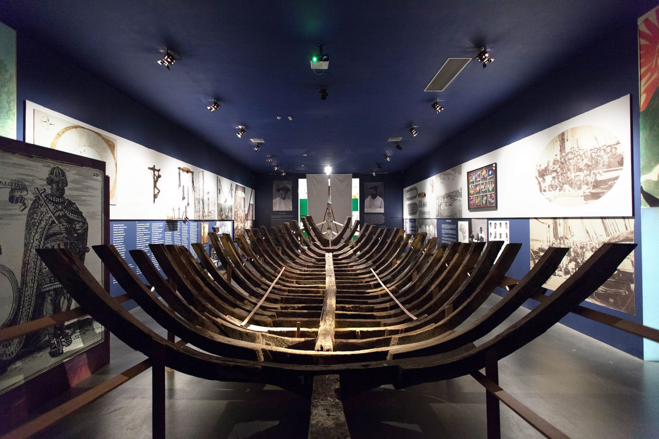 Museu Afro Brasil - Parte de embarcação que transportava os escravos até Terra firme. Crédito da foto: Henrique Luz