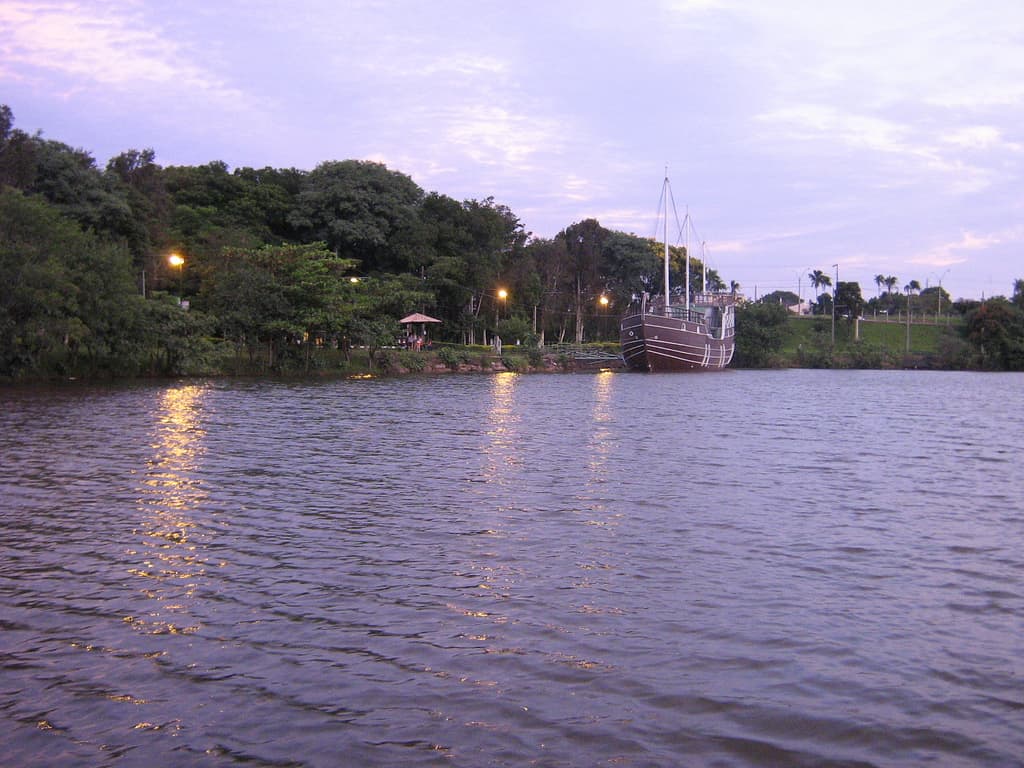 Lagoa do Taquaral - Campinas - SP Attribution: Flickr/Creative Commons/CoelhoVoador.net/Via/https://flic.kr/p/7FcdFX