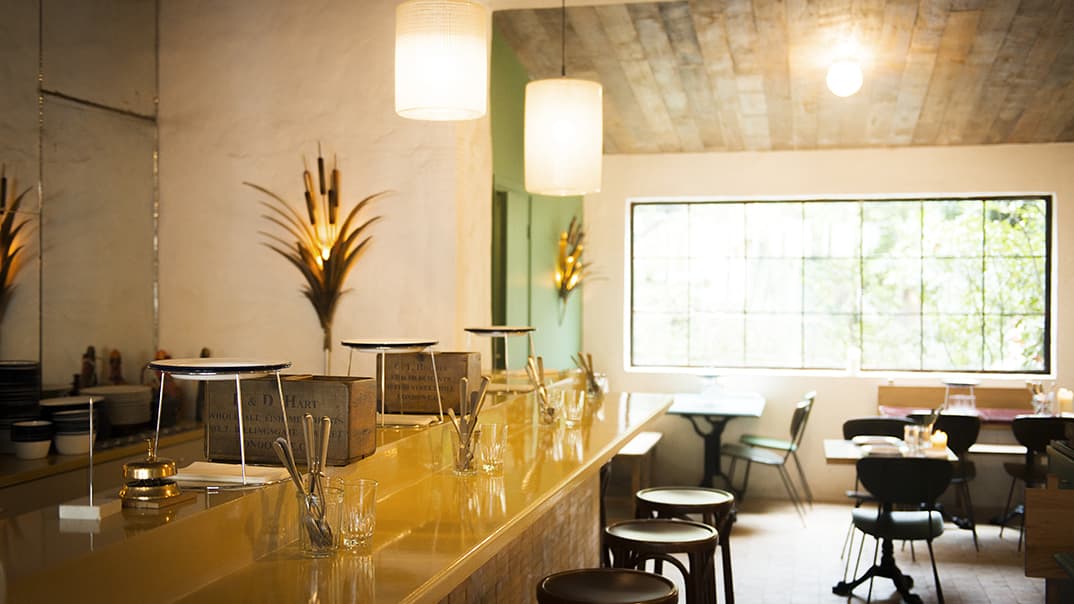 Ambiente simples e aconchegante que acompanha o diverso menu da casa