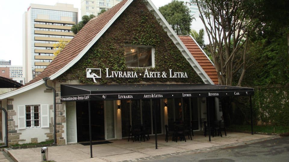 Este delicioso café fica dentro de uma charmosa livraria no bairro do Batel