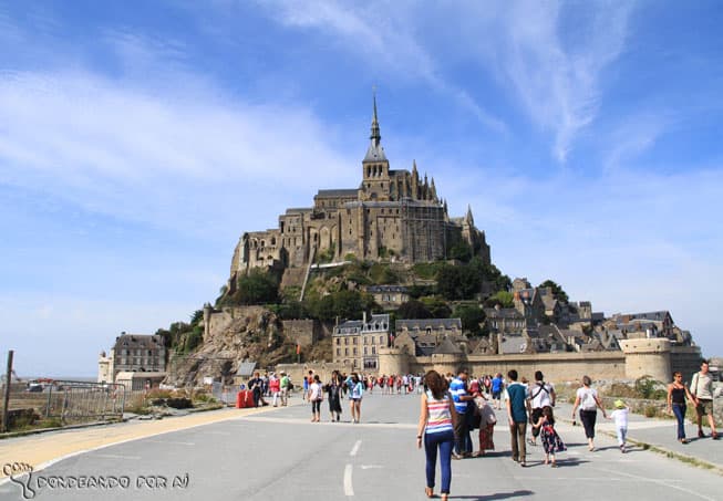 O cartão postal aqui é mais conhecido e lotado de turistas, mas vale dar uma esticadinha em Mont Saint Michel (Crédito da foto: Clarissa Donda)