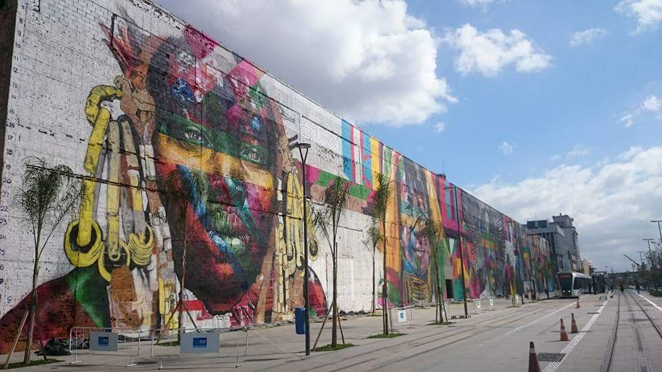 Mural das etnias na região do Boulevard Olímpico