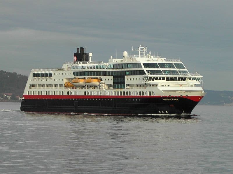 Esquece a super estrutura de entretenimento: os navios da Hurtigruten são muito confortáveis, mas focados na grande atração do passeio: a paisagem (Crédito da foto: Hurtigruten ASA)