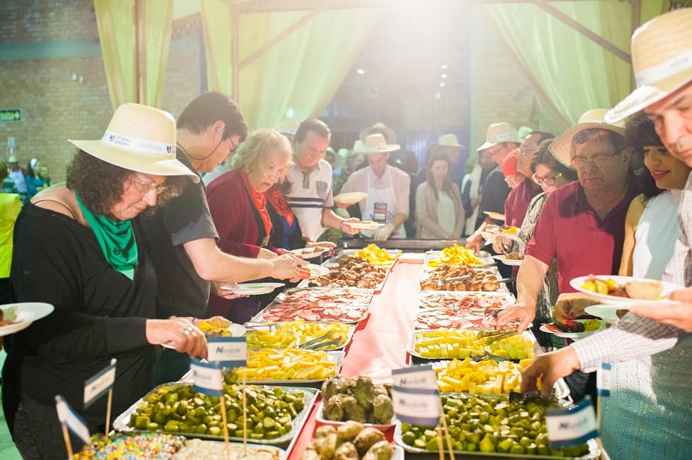Comidas típicas na Noite Italiana - Foto por: Arquivo CDL Antônio Prado