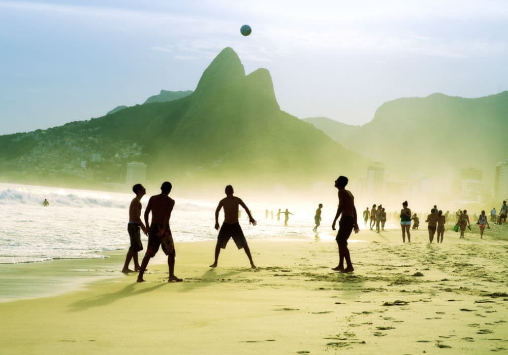 crianças na praia do Rio de Janeiro