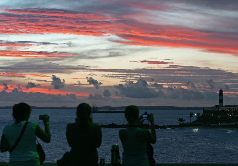 primas assistindo o pôr do sol em Salvador