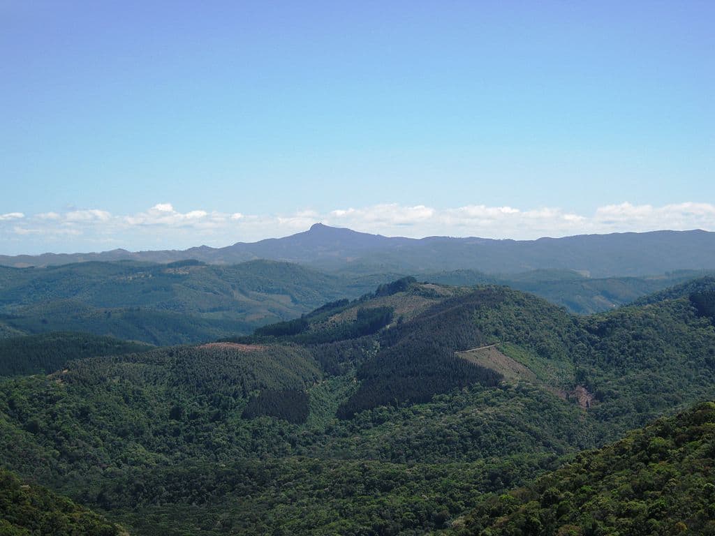 Serra da mantiqueira - Vista da Pedra Redonda . By Ro Pimentel (Own work) [CC BY-SA 3.0 (http://creativecommons.org/licenses/by-sa/3.0)], via Wikimedia Commons