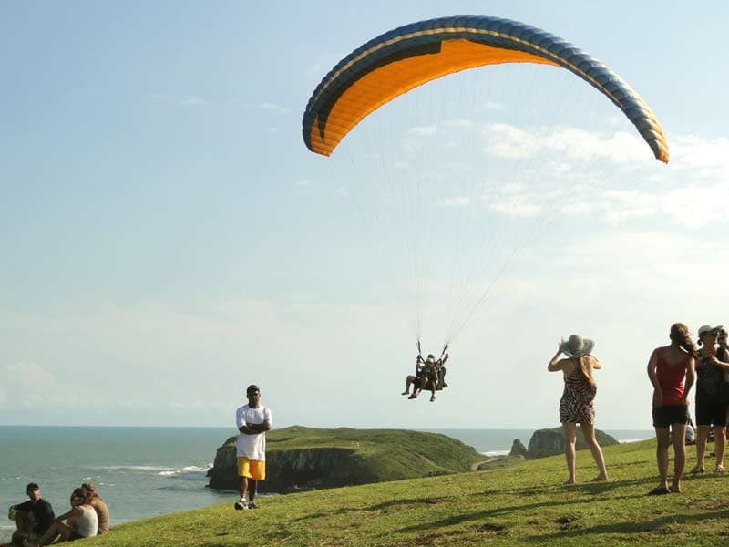 Paraglider em Torres - Rio Grande do Sul. Attribution: By tetraktys (Own work) [CC BY 3.0 (http://creativecommons.org/licenses/by/3.0)], via Wikimedia Commons