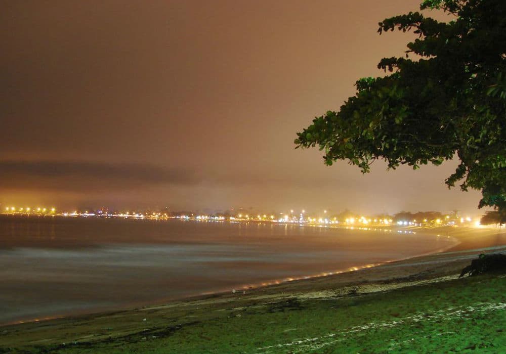 luzes na noite em Ubatuba