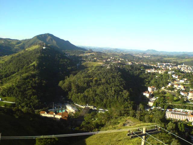 Vista da cidade Aguas de Lindóia - Attribution - By Rejane Torres Poiano (Own work (arquivo pessoal)) [CC BY-SA 2.5 (http://creativecommons.org/licenses/by-sa/2.5)], via Wikimedia Commons