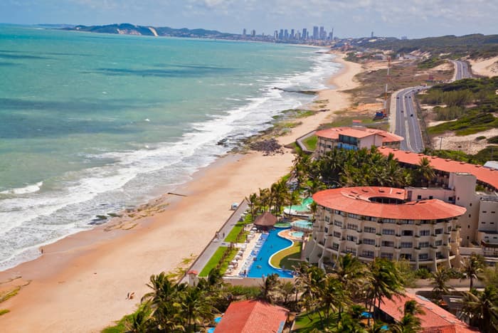 A via Costeira, onde estão os principais resorts da cidade