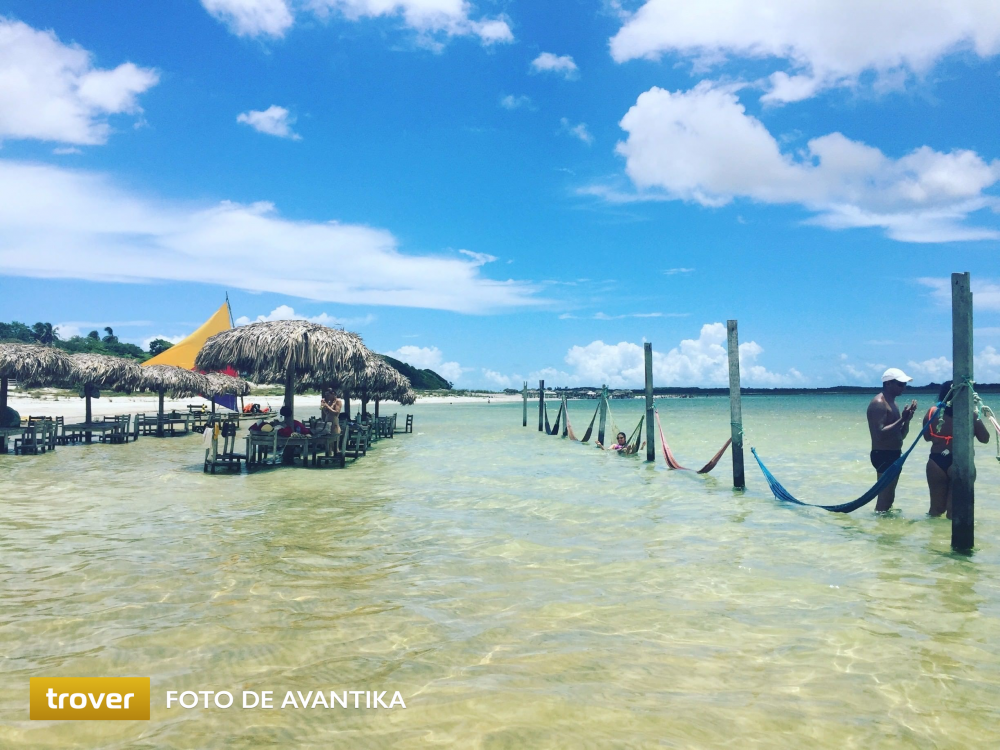 Lagoa do Paraíso em Jericoacoara com redes dentro da água