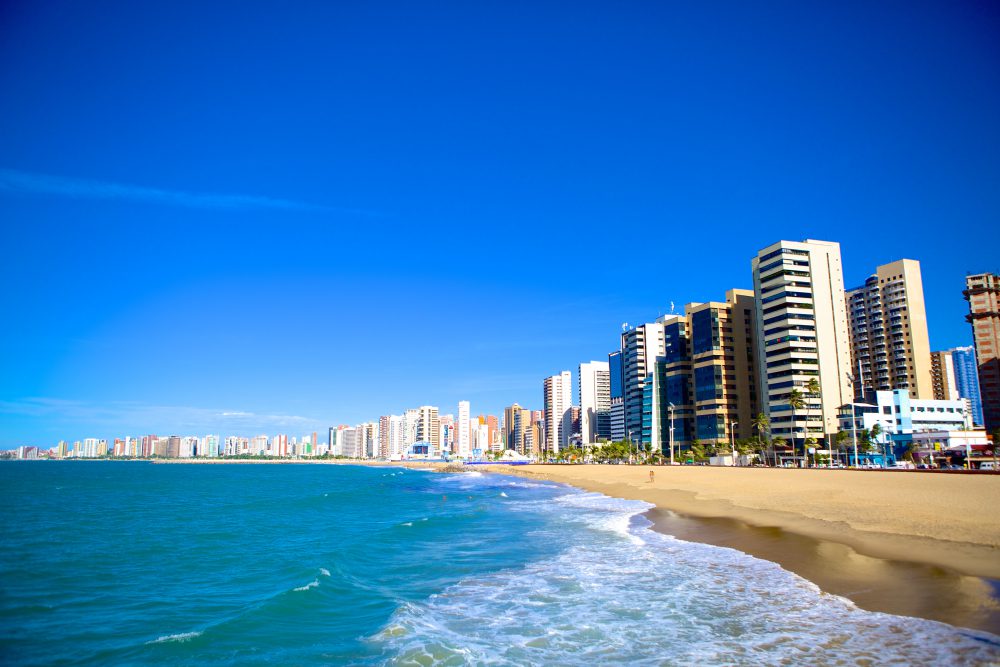 Vista parcial da praia e de prédios em Fortaleza