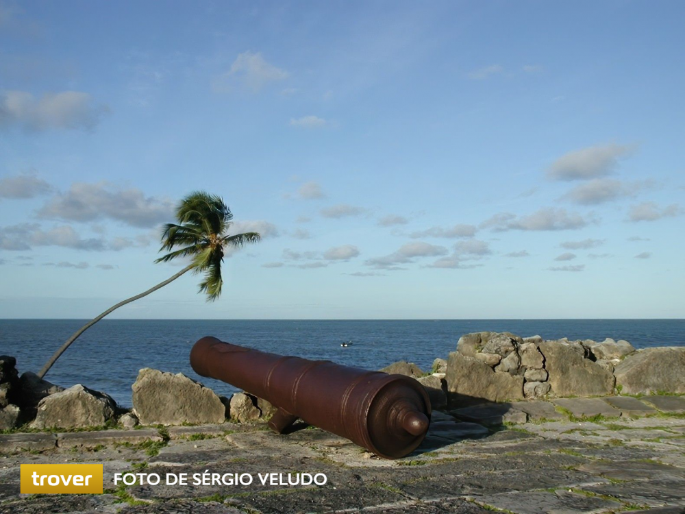 Canhão do Forte Orange com o mar ao fundo