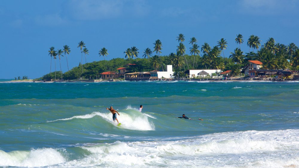 Pessoas surfando na praia de Maracaípe