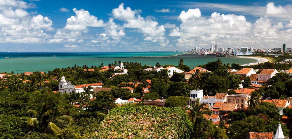 Vista parcial de Recife e Olinda com mar ao fundo