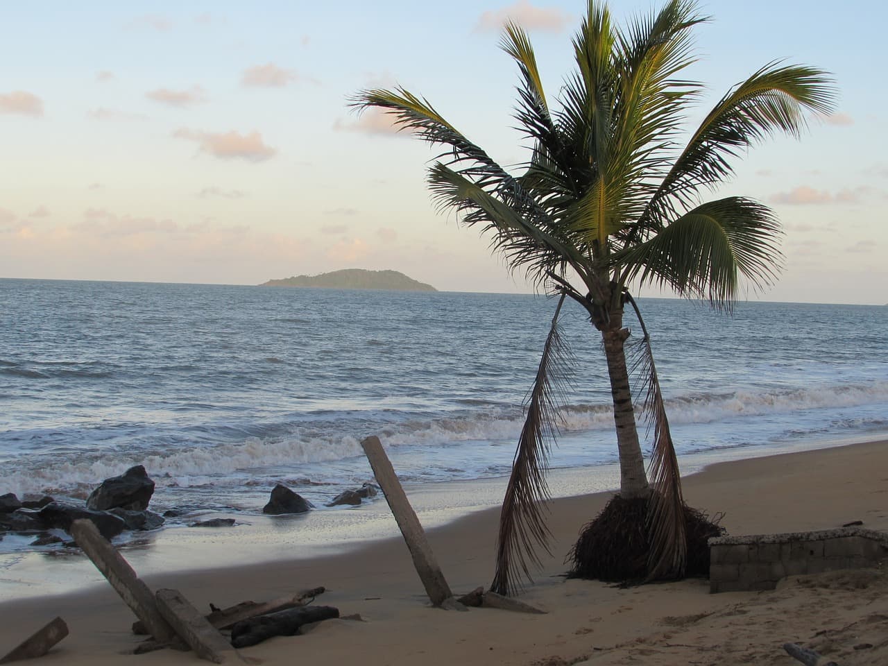 A Guiana Francesa possui muitas belezas naturais, desde praias até cachoeiras e trilhas na floresta