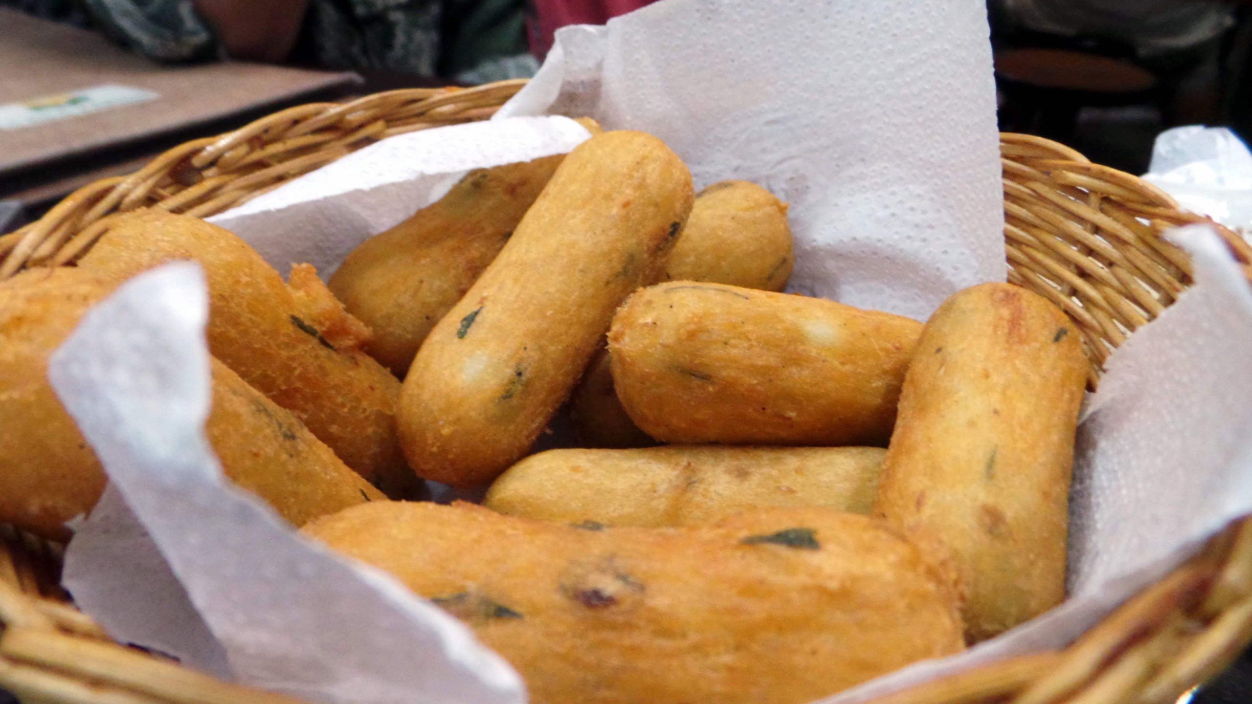 O típico bolinho de bacalhau português da Adega Pérola, no Rio de Janeiro
