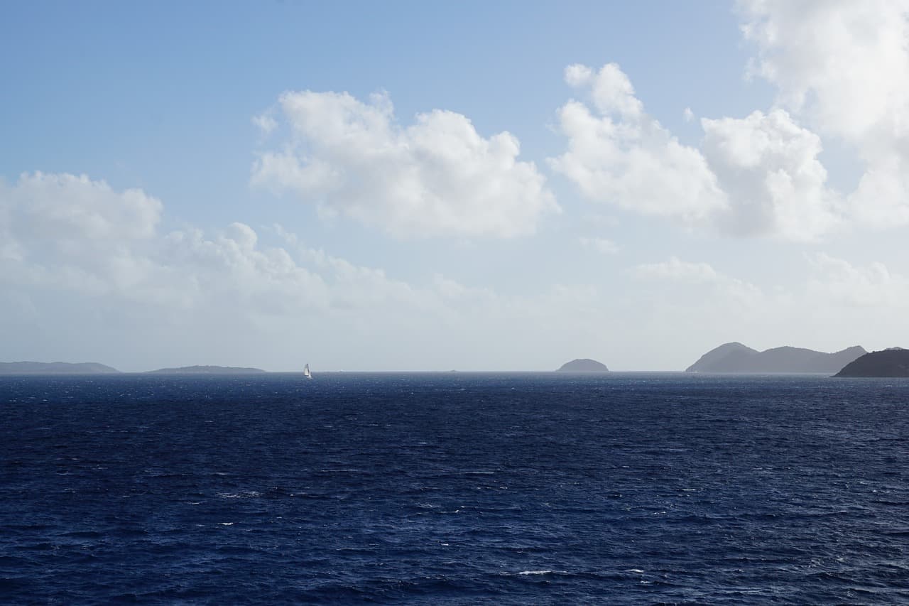 As Ilhas Virgens Britânicas: muita tradição, águas azuis e barcos, perfeito para velejar e mergulhar até o final do dia quando o sol se põe