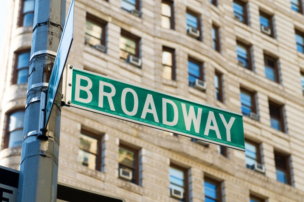 Placa de rua com a inscrição "Broadway"