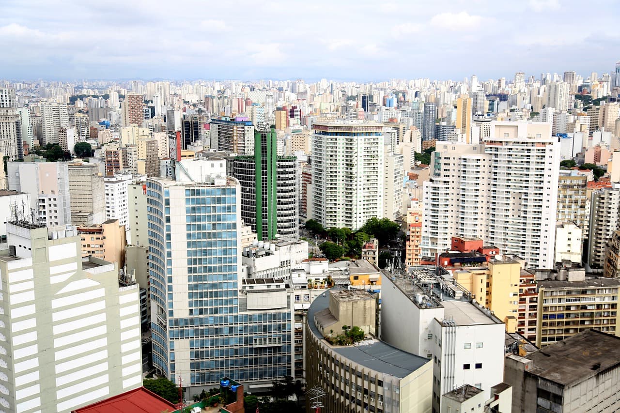Quem vê sampa do alto, tantos prédios, não imagina que ainda tenham espaços tão legais ao ar livre para aproveitar, as feiras de antiguidade já são uma tradição na cidade