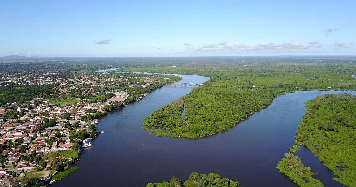 cidade as margens de um rio